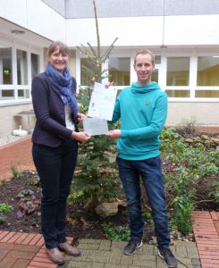 Gütesiegel: Stefan Ackerbauer ist stolz darauf, dass Christiane Lecke der Elisabeth-Selbert-Schule die Auszeichnung als Umweltschule verliehen hat.