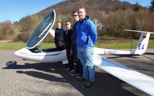 Begeisterte Segelflieger: Leon Hildebrandt (von links), Florian Kaiser, Michel Diez, Hendrik Gasde und Yannik Haase brachten das Segelflugzeug „Ipanema“ mit an die ESS und stellten dort den Segelflugsport den Schülern vor. (Fotos: Hoffmann)