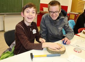 Bastelten kleine Weihnachtspräsente und waren ganz begeistert von den vielfältigen Angeboten der Selbert-Schule: Manuel Gebhart (links) und Marvin Richter.