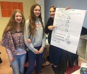 Hanna Höster erklärt Amina Rexhepi und Celina Dorn wie man ein Dreieck mit Hilfe der Kongruenzsätze zeichnet.