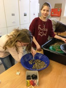 Lara Fischer und Salome Isken beim Goldwaschen.