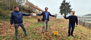 Freuen sich gemeinsam über die Rezertifizierung zur Umweltschule: Tobias Schlutz, Lars Grenzemamn und Stefan Ackerbauer. Foto: Sascha Hoffmann