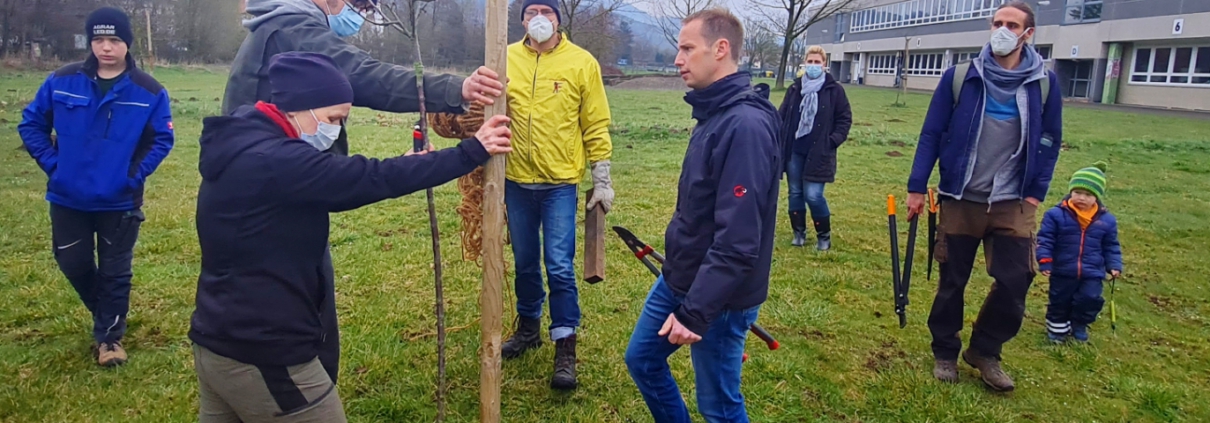 Freuten sich beim Arbeitseinsatz über jede Menge Unterstützung: Andrea und Holger Geiersbach (vorn von links), Lars Grenzemann und Stefan Ackerbauer. Foto: Sascha Hoffmann