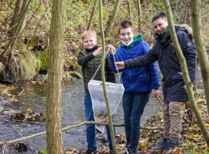 BU2: In der Forscher-AG soll das forschende Lernen anhand naturwissenschaftlicher Phänomene entdeckt werden. Jüngst wurde von den kleinen Forschern Nils Runkel (von links), Lasse Jörgensen und Nick Raabe beispielsweise in der am Schuhof vorbeifließende Warme nach Plastik gesucht.