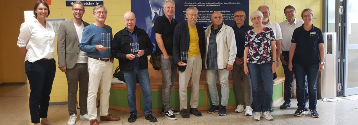 v.l.n.r: Nadine Bernecker, Dominik Liehr (beide E.‐Selbert‐Schule), Dr. Peter Westhof, Udo Wendel, Dr. Uwe Salge, Ernst Bloemeke, Bernhard Pieper, Claus‐Dieter Döring, Rita Wagner, Wolfgang Müller, Klaus‐Dieter Klaas (alle Berufspatenprojekt), Nicole Krispin (Handwerkskammer)